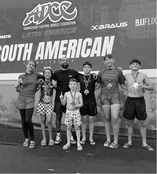 Equipe infantil da SAJ perfilada com suas medalhas no ADCC South American Championship.