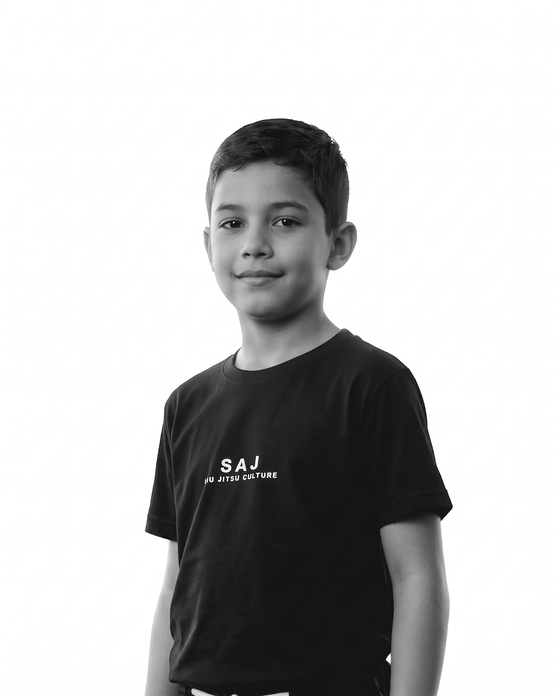 Criança vestindo a camisa preta SAJ com a estampa Jiu Jitsu Culture na frente.